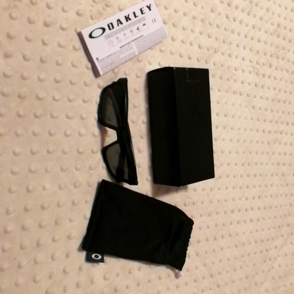 NWT Oakley Sunglasses Chainlink Matte Black Grey Polarized